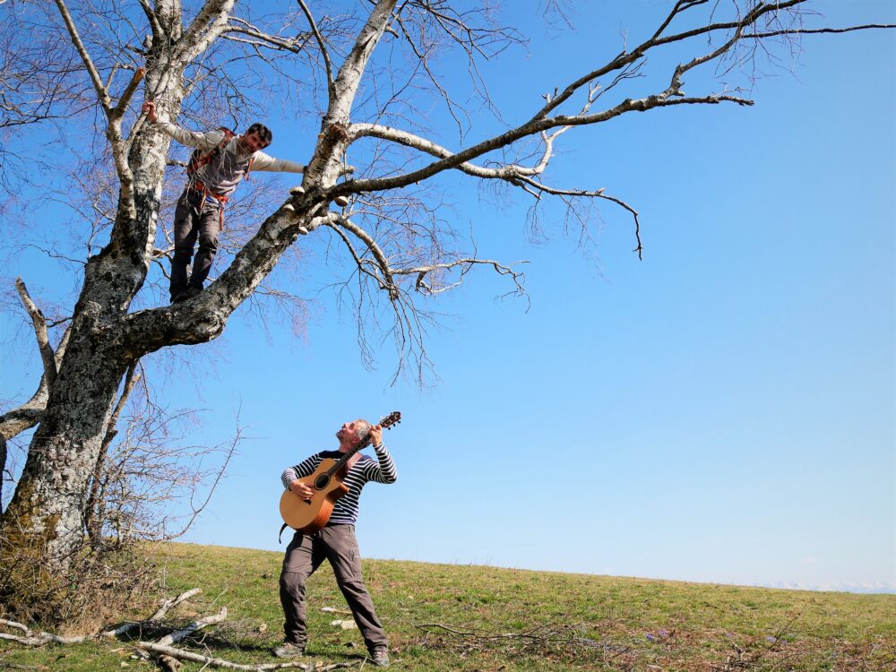 Matthieu Gevertz, accompagnateur en montagne, et Caillou, guitariste, pour des randos-concerts.
