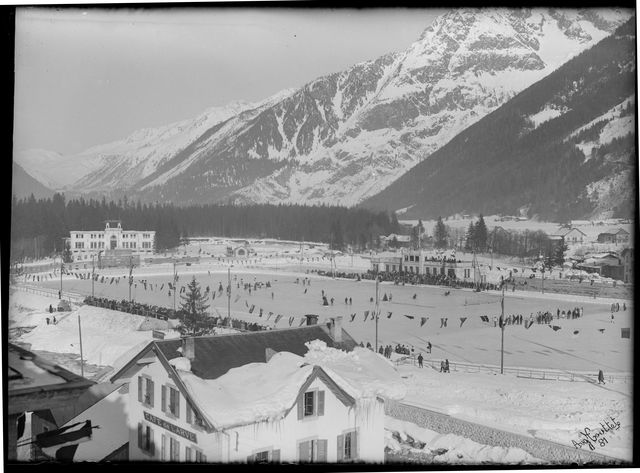 La patinoire, construite pour l’événement, était alors la plus grande du monde.
Elle s’étendait sur 36 000 m².
Photo : Auguste Couttet / Archives municipales de Chamonix-Mont-Blanc – Fonds Gay-Couttet