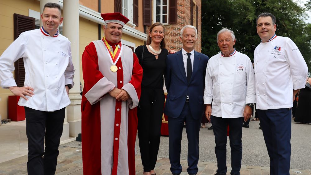 Ain : une confrérie pour défendre bec et ongles la volaille de Bresse