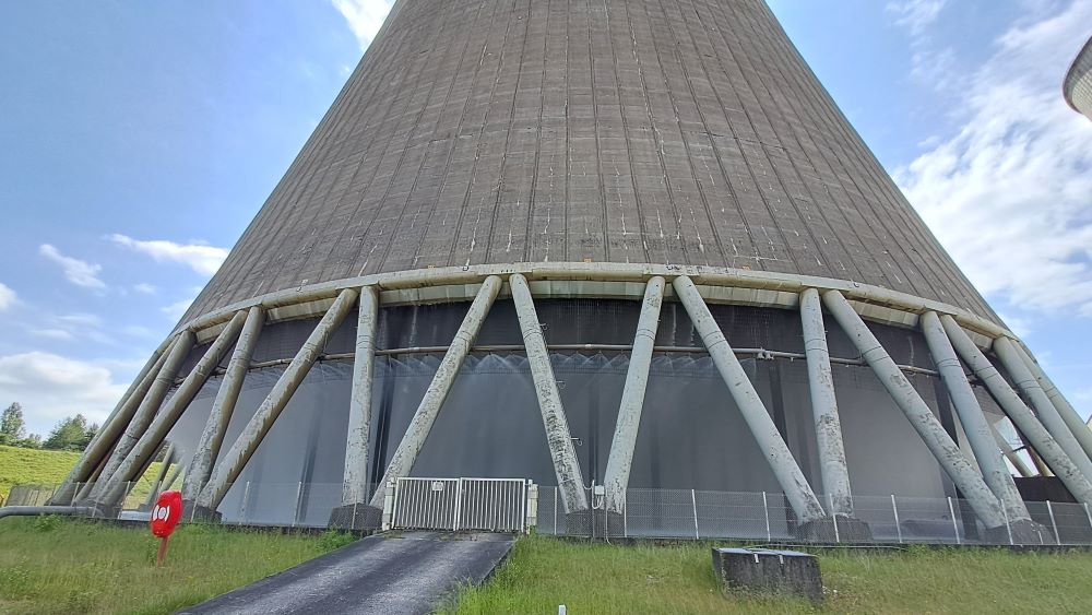 La dispersion de l'eau sous forme de gouttelettes dans les tours permet de refroidir la ressource avant de la réutiliser.