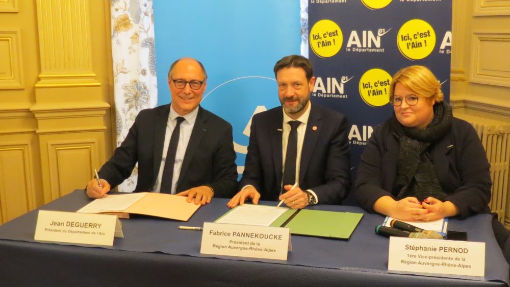 Jean Deguerry, Fabrice Pannekoucke et Stéphanie Pernod, lors de la signature de la tribune de soutien. © SJ