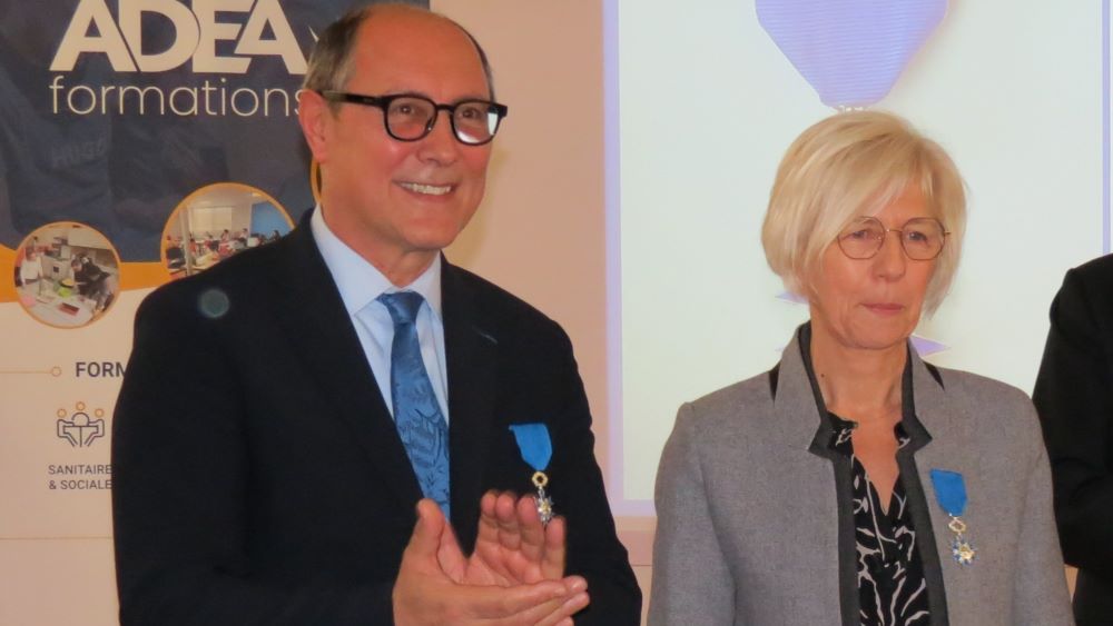 Arlette Durual a reçu, des mains du président du Conseil départemental, Jean Deguerry, les insignes de Chevalier de l’Ordre national du Mérite.