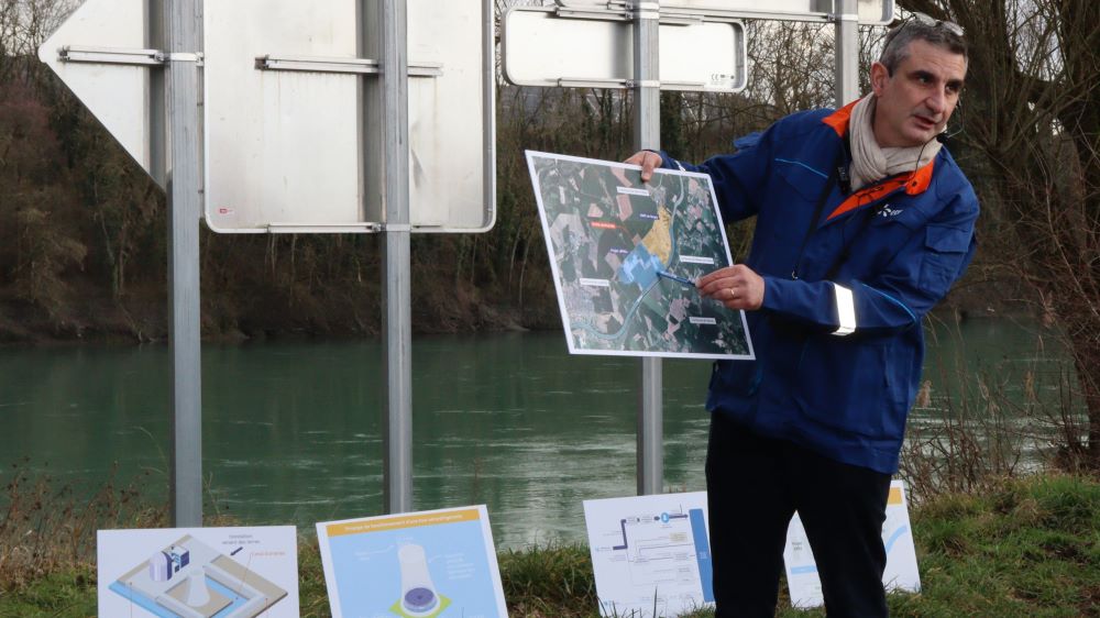 Visite commentée au bord du Rhône et principe de fonctionnement d'une tour aéroréfrigérante. © Carole Muet