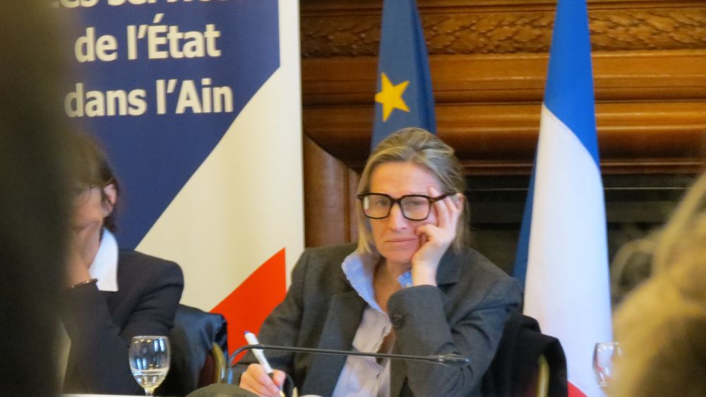 La ministre du Travail dans l’Ain, en quête d’une recette