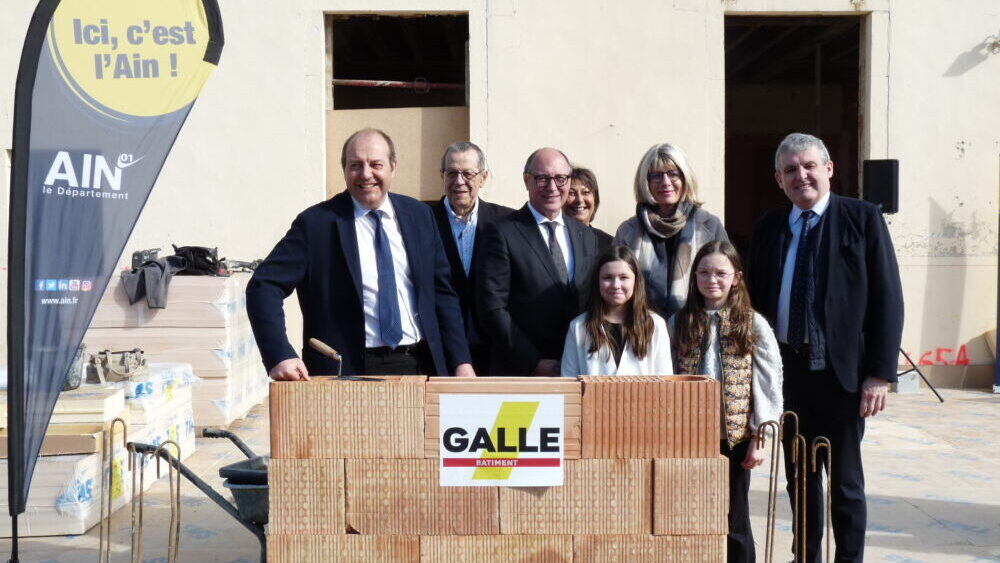 Les partenaires financeurs lors de la pose de la première pierre du futur centre périscolaire d'Attignat.