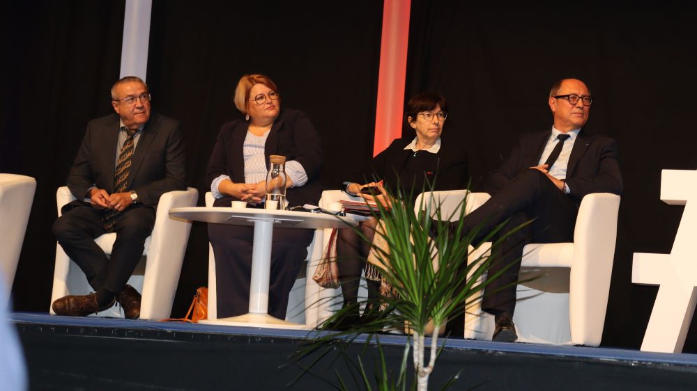 A la tribune lors de l'intervention de l'invité d'honneur. © Carole Muet