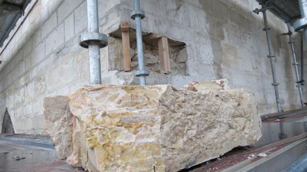 Notre-Dame Bourg, pierre d'angle à remplacer