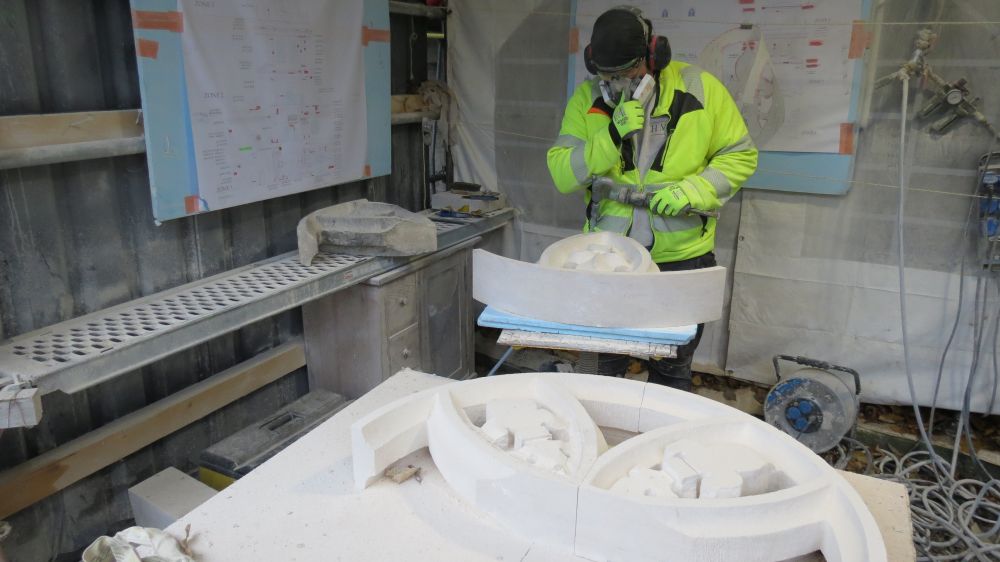 En images : Les métiers de la pierre à l’œuvre sur la cocathédrale de Bourg-en-Bresse