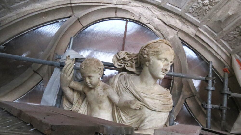 Notre-Dame Bourg, vierge à l'enfant.