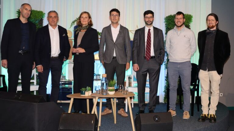 Les six intervenants de la table ronde Top 300, de gauche à droite : Thomas Colombari, Dougal Bendjaballah, Sylvie Dupont, Baptiste Reybier, Quentin Bresson, Ugo Batel et l’animateur Sébastien Jacquart.