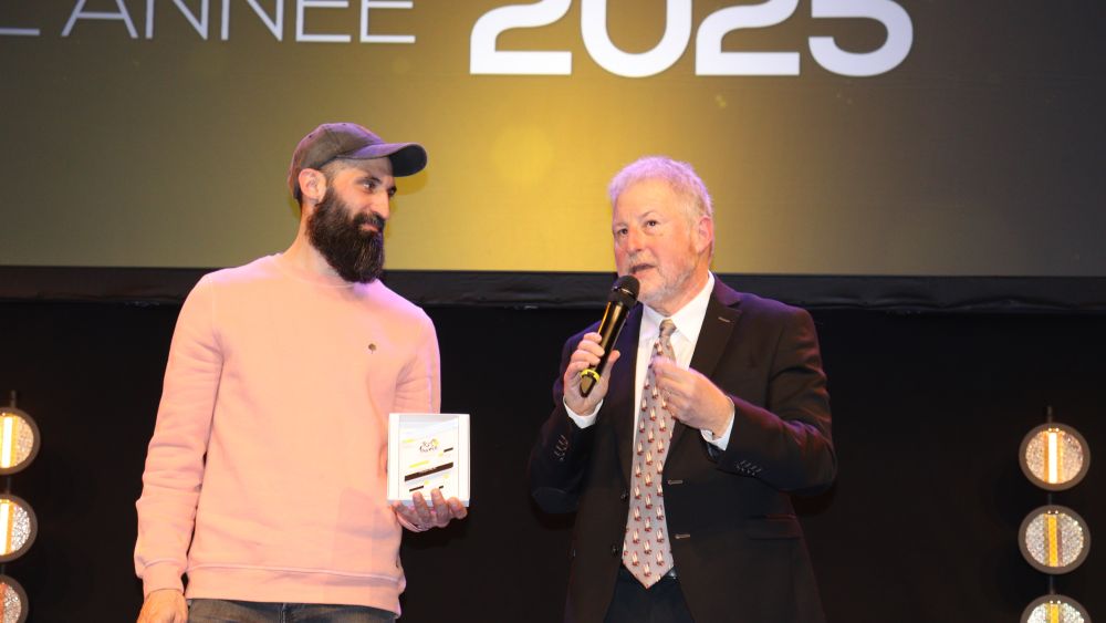 Surprise pour François Belay, « la voix du Tour de France ». ©Carole Muet