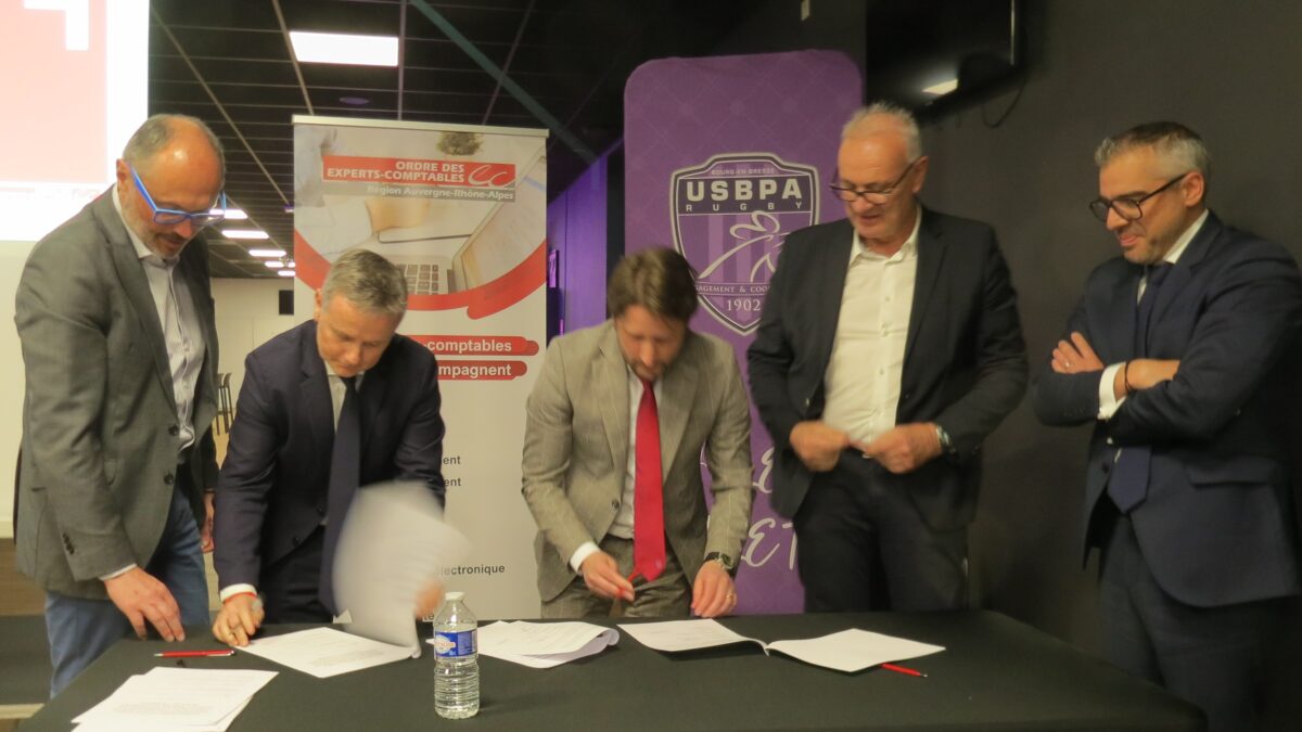 Jérôme Abadie, administrateur judiciaire, François Desprat, président d'honneur du CNAJMJ, Jean-Baptiste Audras, administrateur judiciaire, Éric Defond,  président du Tribunal de commerce de Bourg, et Damien Cartel, président du Conseil régional de l'Ordre des experts-Comptables, lors de la signature de la charte.