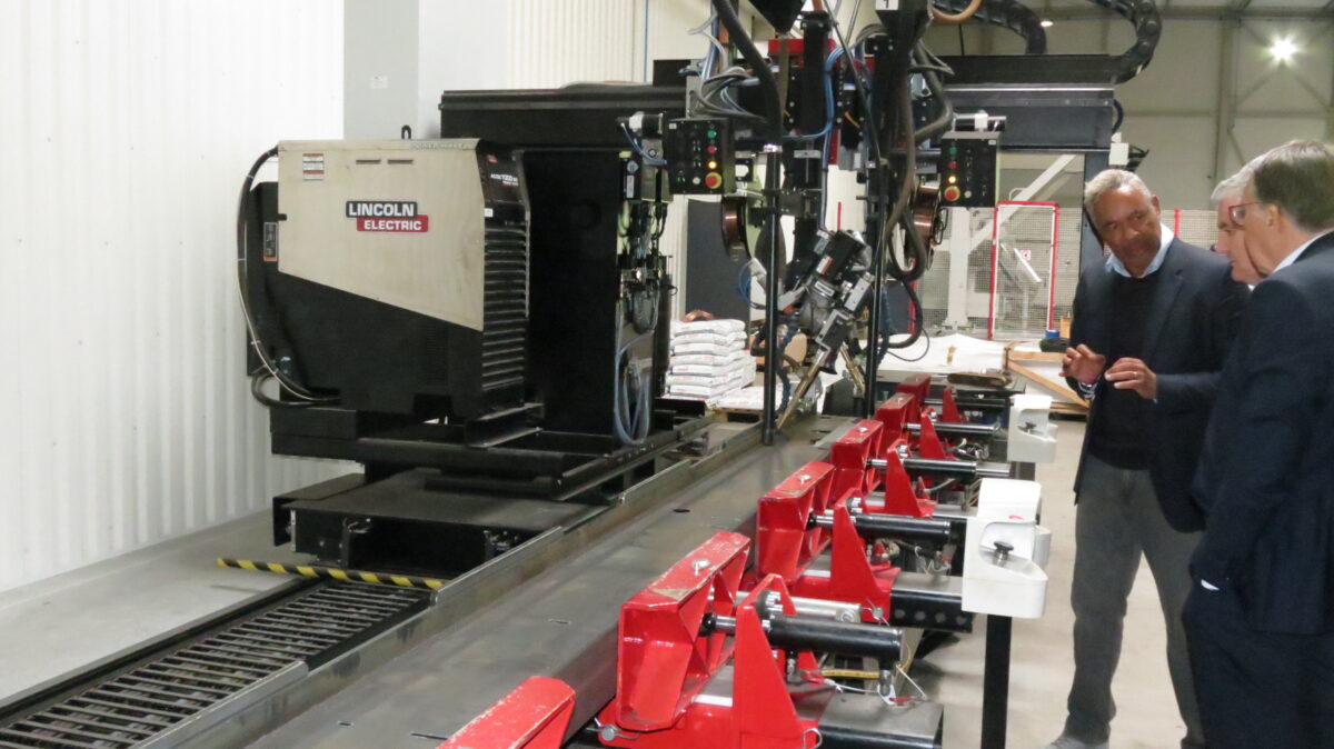 Olivier Durand présente l'une des machines de soudage implantées sur le nouveau site de Carrosserie Darbon.