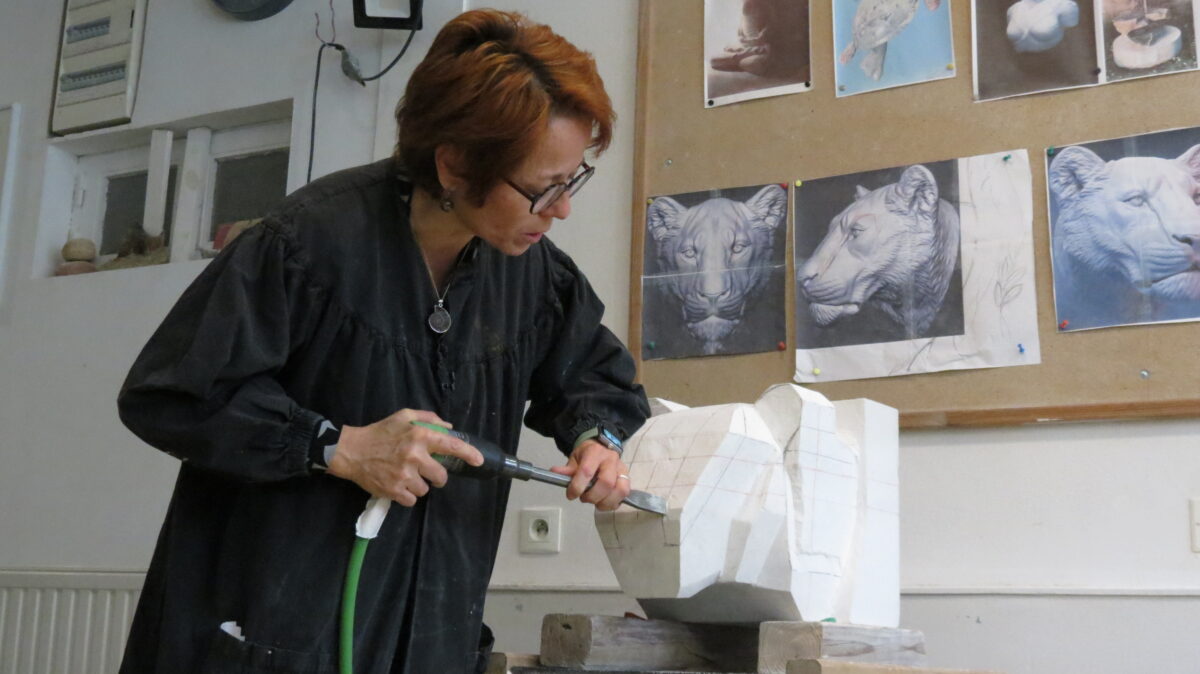 Émilie Sartelet en pleine démonstration dans son atelier.