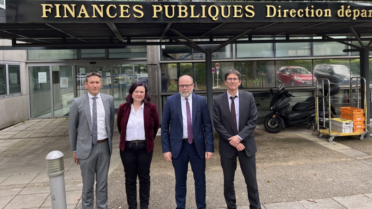 La DDFIP devant ses bureaux.