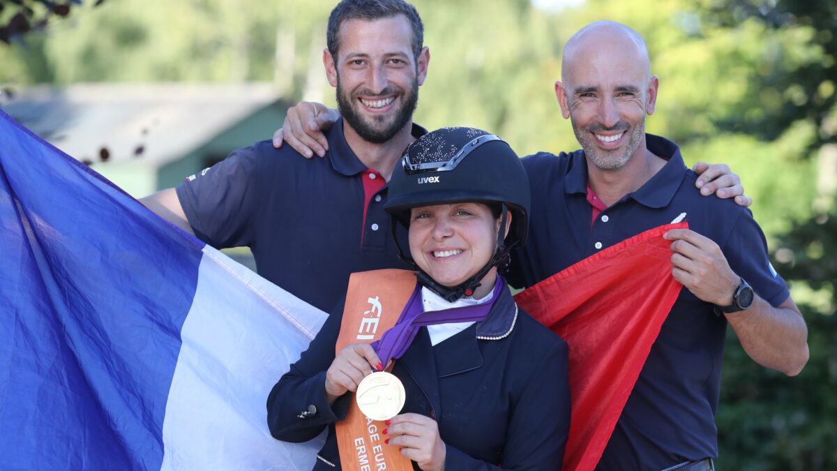 Alexia Pittier entourée par son groom et compagnon Jordan Brenier (à gauche) et par son entraîneur Pedro Mendes. ©FFE-PSV