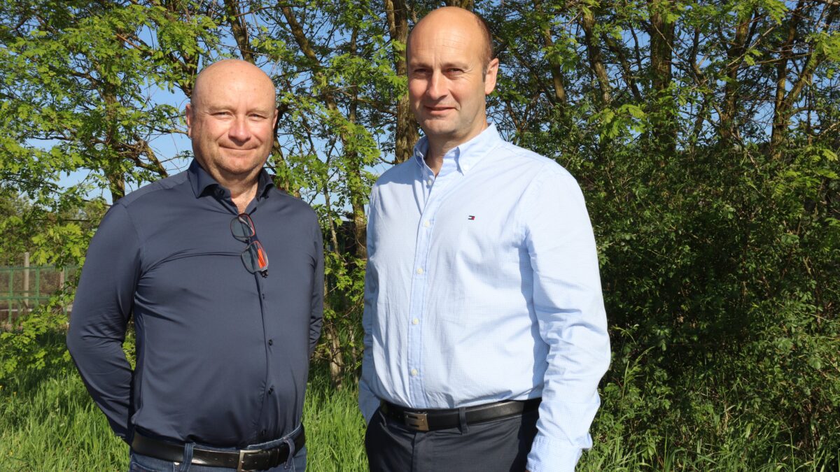 Laurent Carrion et Lionel Rigaud, sur le futur site de Meximieux. © Carole Muet