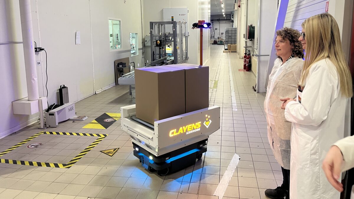 Les robots transportent les composants encartonnés au bâtiment logistique de Clayens.