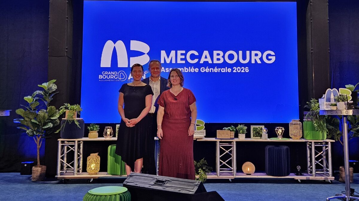 Le président, Hervé Kowalska, entouré de la secrétaire, Manon Cuillerat, et de la directrice du groupement, Julie Civaux. © Mécabourg