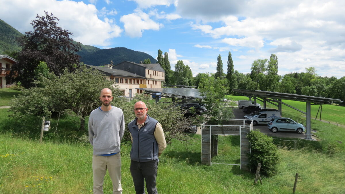 Quentin Rabatel, ingénieur de production de Faradae, et Jean-Marc Blanchin, responsable maintenance, logistique, sécurité du site Odynéo d'Arvière-en-Valromey, devant les ombrières. © SJ