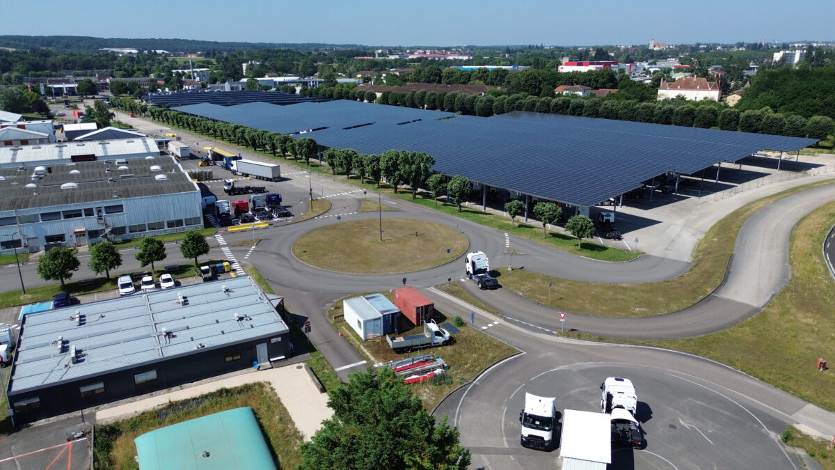 Les ombrières de Renault Trucks. © TotalEnergies