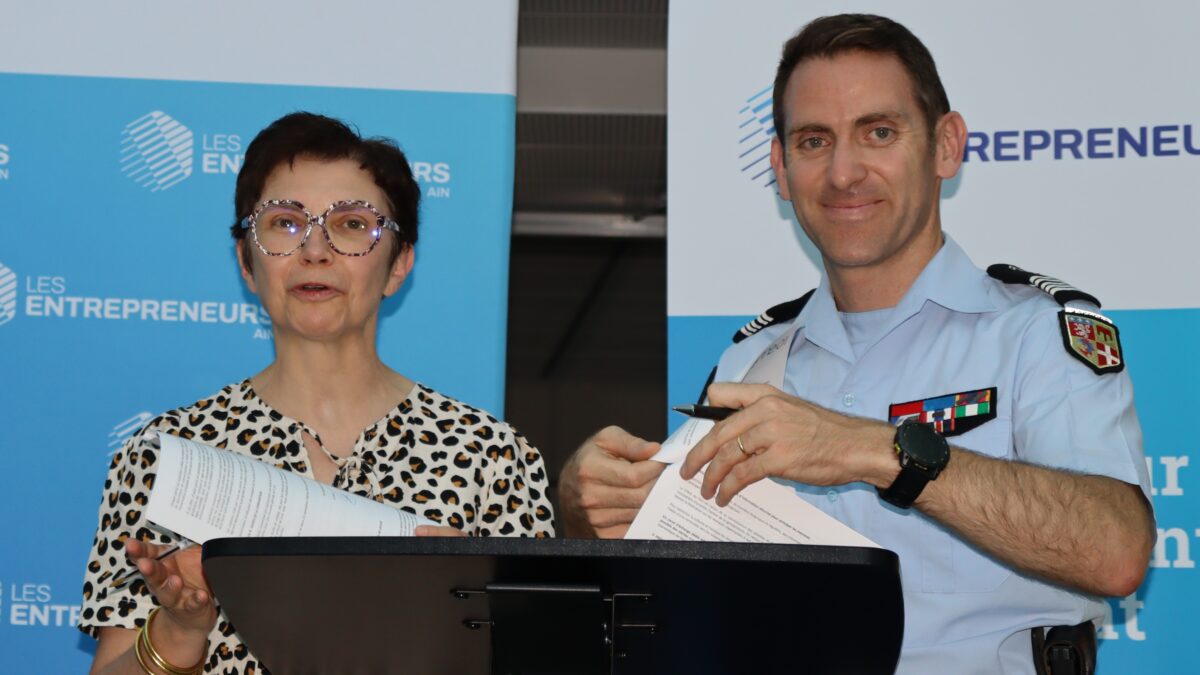 Agnès Bertillot, présidente des Entrepreneurs de l'Ain, et le colonel Charles Hugonnet, commandant du Groupement de gendarmerie départementale. © Carole Muet