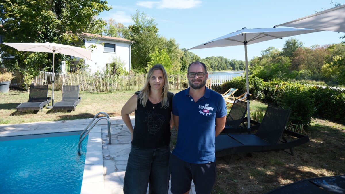 Amélie et Patrick Burdeyron  dans le jardin du Clos des Berges / ©Thibault Jeanpierre