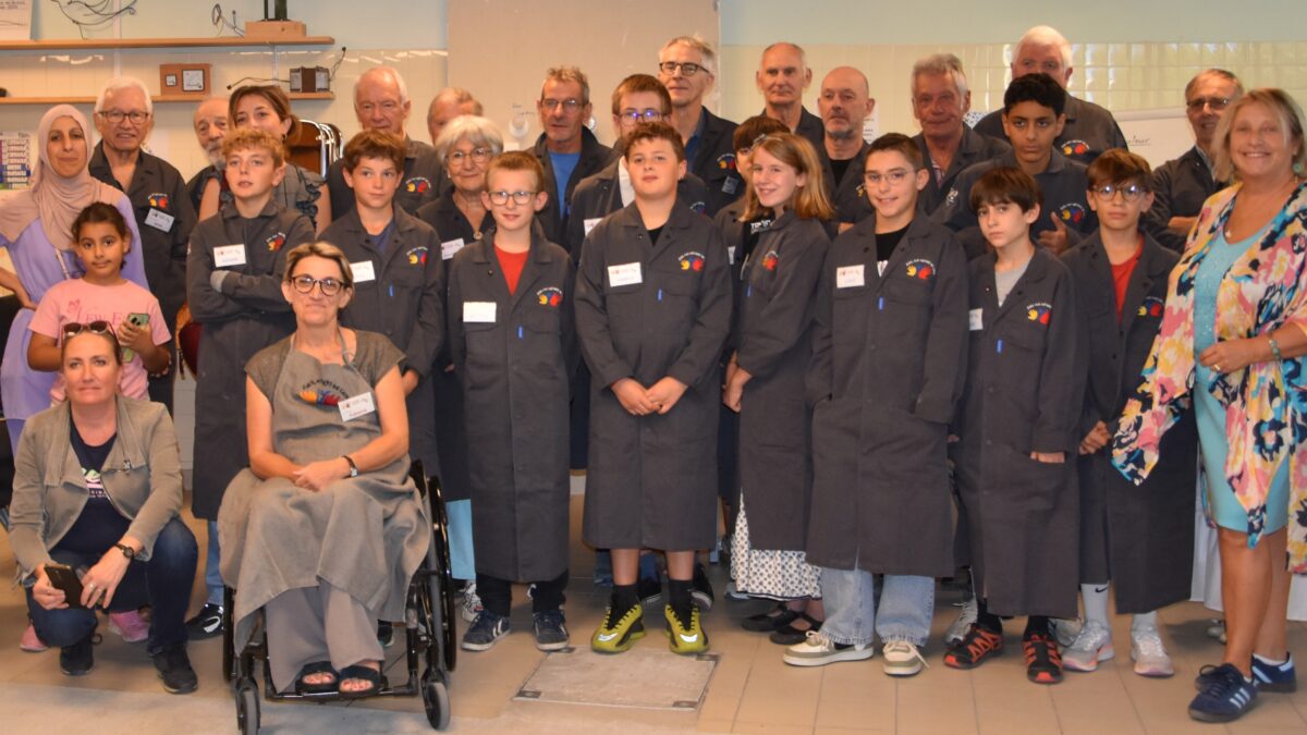 Les jeunes inscrits à l’Éveil aux Métiers, entourés de leurs familles et des bénévoles de l’association, lors de la rentrée 2026. © CMA 01