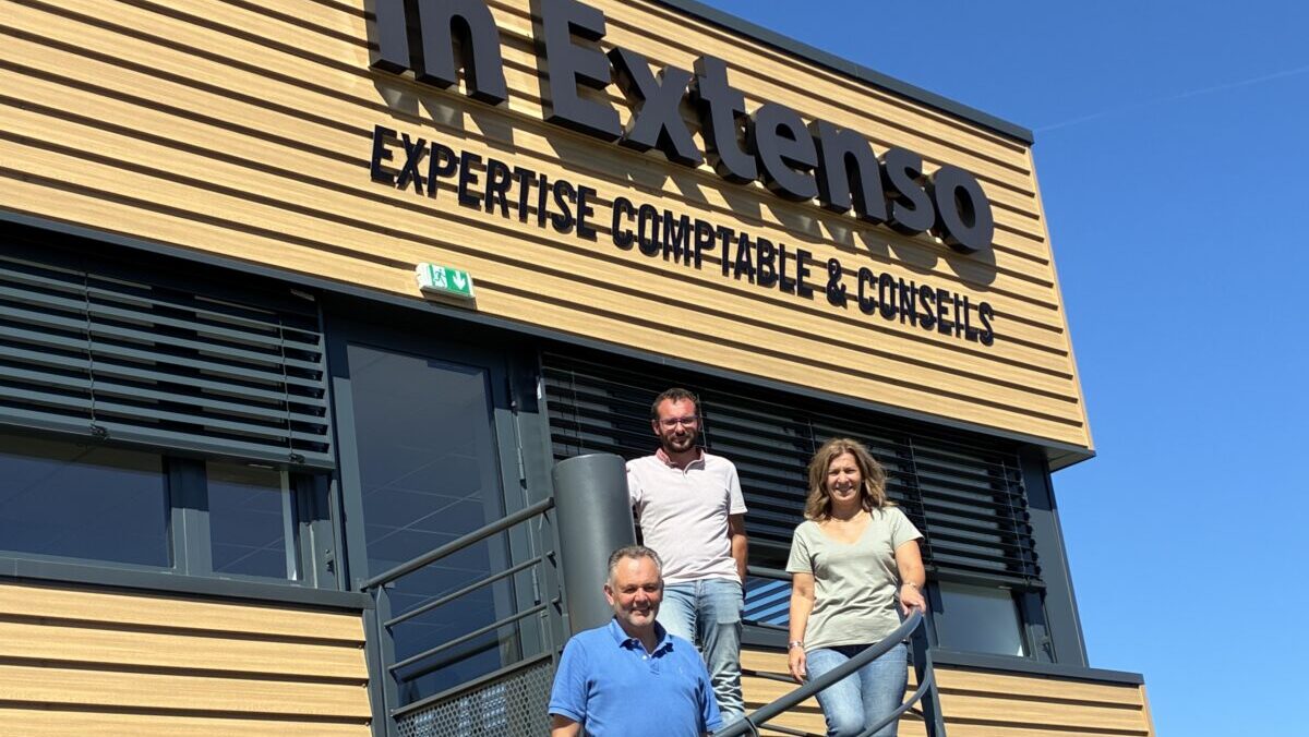 Maxime Felix et Corine Trebos, associés In Extenso Auvergne-Rhône-Alpes, avec Pascal Tonnard, fondateur d’Aindex, devant les nouveaux locaux. © In Extenso Auvergne-Rhône-Alpes.