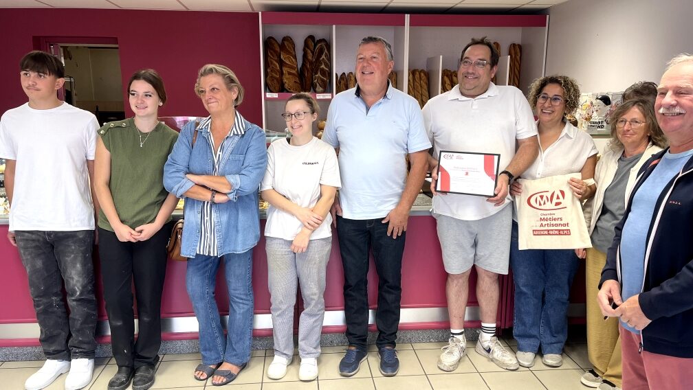 Autour du nouveau Maître Artisan Dominique Bernay, son épouse, ses équipes, ses apprentis, les représentants de la Chambre de métiers de l'Ain (dont Pierre Girod, président, et Corine Hémery, conseillère entreprises et territoires) et le maire de Pont-de-Vaux, Yves Pauget. © CMA 01