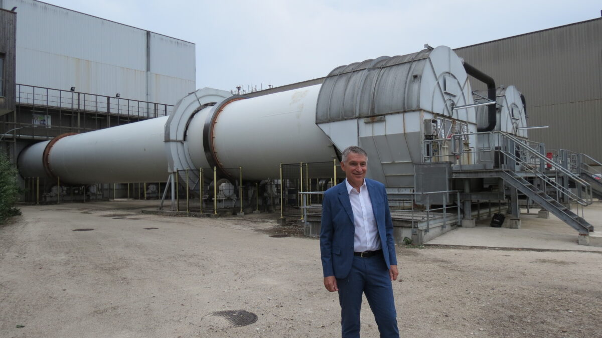 Bernard Perret, président d'Organom, devant le système de tri mécanisé des ordures ménagères de l'usine Ovade.