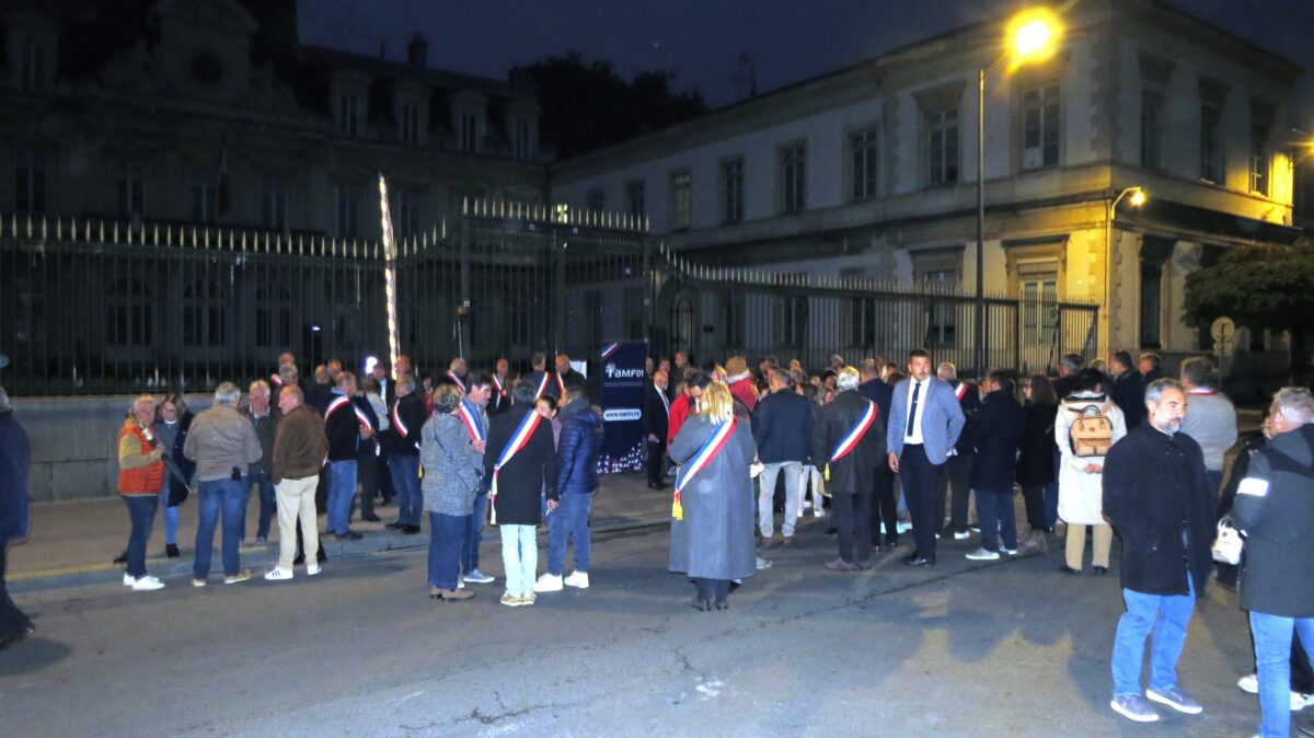 Les élus réunis devant la préfecture, le 19 octobre, contre les violences survenues deux jours plus tôt.
