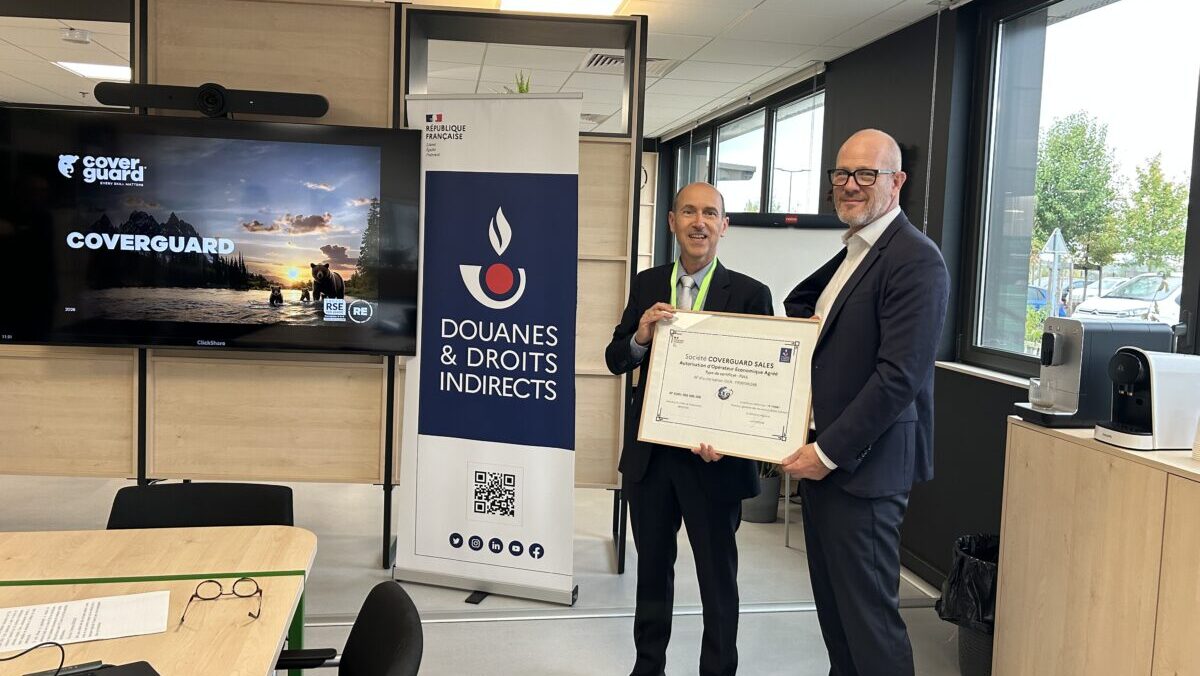 Le directeur régional des douanes, Luc Périgne, remet symboliquement le diplôme OEA à Hervé Zipper, PDG de Coverguard. © Direction régionale des douanes et droits indirects d'Annecy.