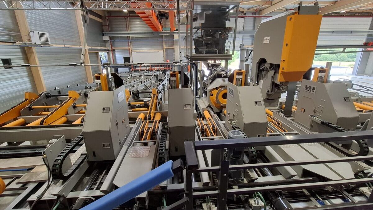 La ligne de sciage toute neuve qu'abritent les nouveaux bâtiments. © Scierie Pépin